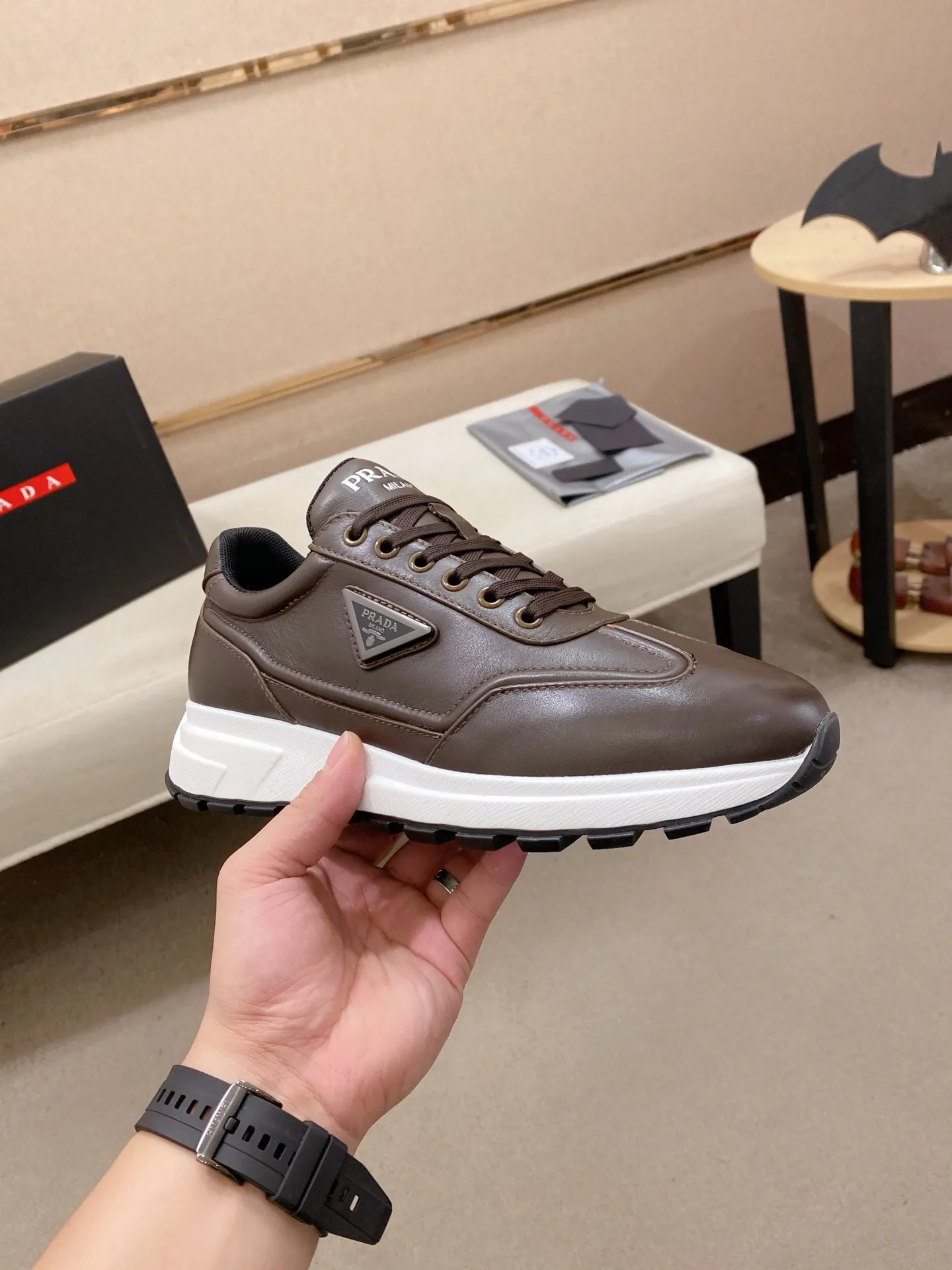 Factory price 600💰 ✔️✔️✔️High version High-quality new PRADA counters are on the market at the same time. The new men's shoes and 😘fabrics are selected from first-layer cowhide and are made by pure handicrafts. Lining: Full cowhide lining. 👍🏿 High-end ☄️ air-cushion molded anti-slip rubber outsole, exquisite lines, simple and elegant, comfortable and high-end for leisure travel. Code number: 38 to 45